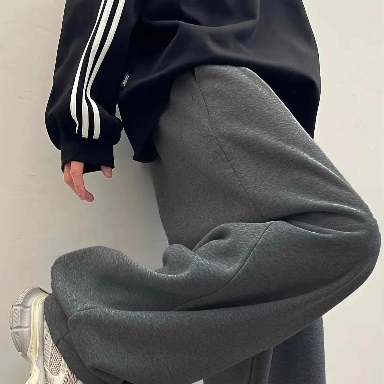 Men's ultra-loose sports trousers. Light grey, casual straight-leg design, high-quality fabric and simple style. streetwear men