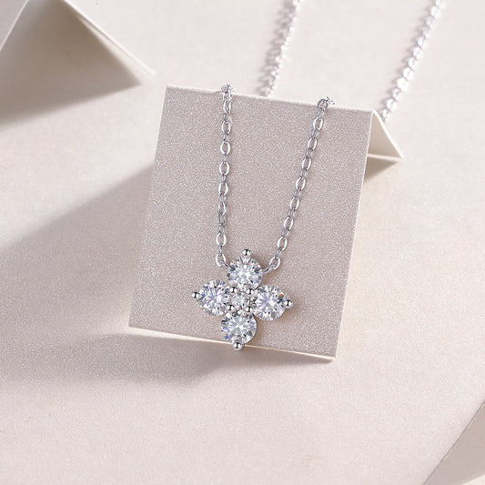 Lucky Four-Leaf Clover - A Fashionable And Light Luxury Jewelry Pendant Necklace Set With Top-quality Moissanite, S925 Silver Plated Platinum