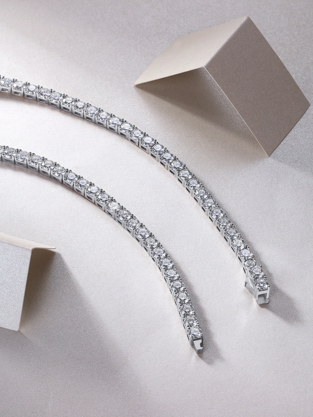 Endless Starry River - A Luxurious And Fashionable Light Luxury Jewelry Necklace Pendant Set With Top-quality Moissanite, S925 Silver-plated Platinum.