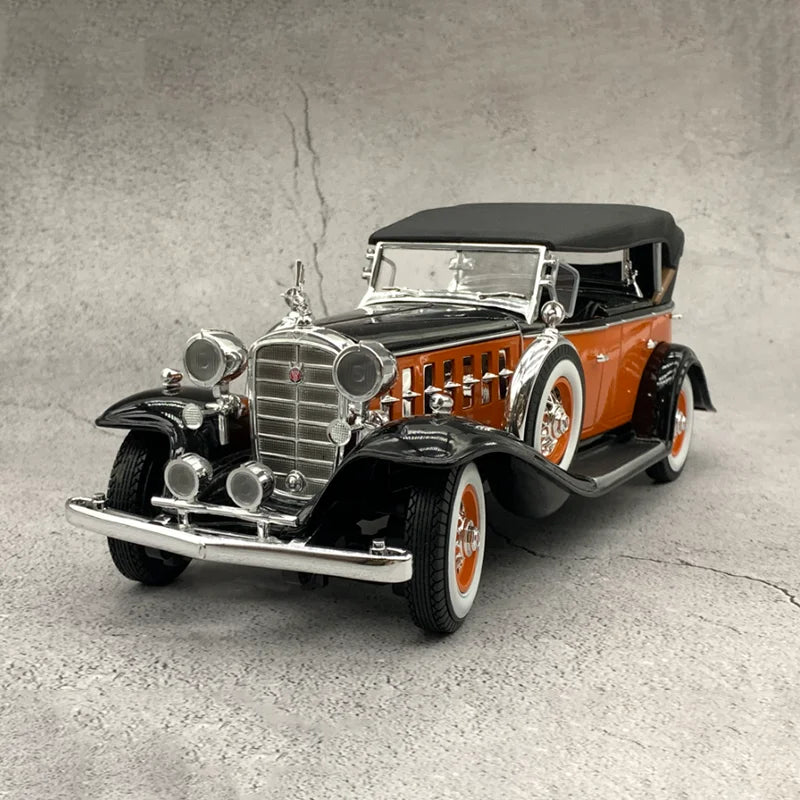 Auto World 1/18 V16 Sport Phaeton 1932 Vintage Car Model