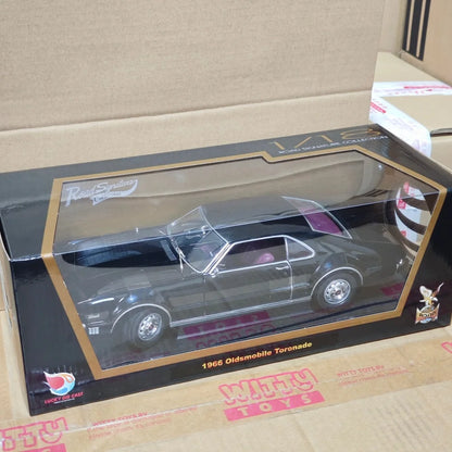 1:18 scale 1966 Oldsmobile Toronade  simulation alloy classic car model