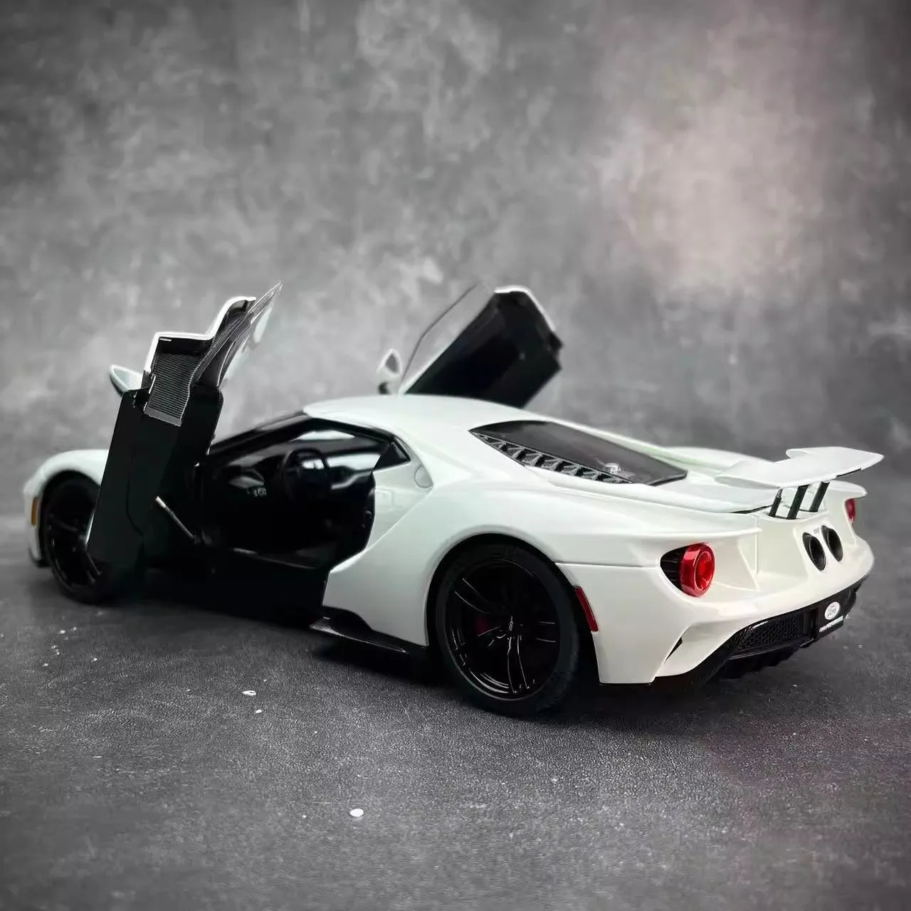 AUTOART 1:18 scale Ford GT ABS material Full Open car model Static Display Holiday gift collection Sports car model