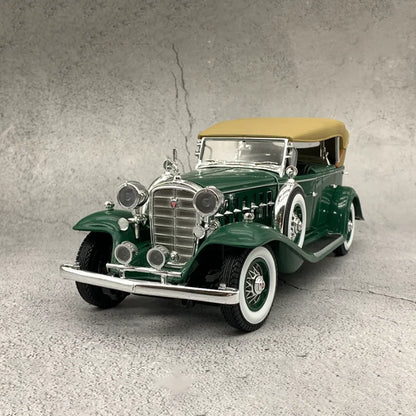 Auto World 1/18 V16 Sport Phaeton 1932 Vintage Car Model