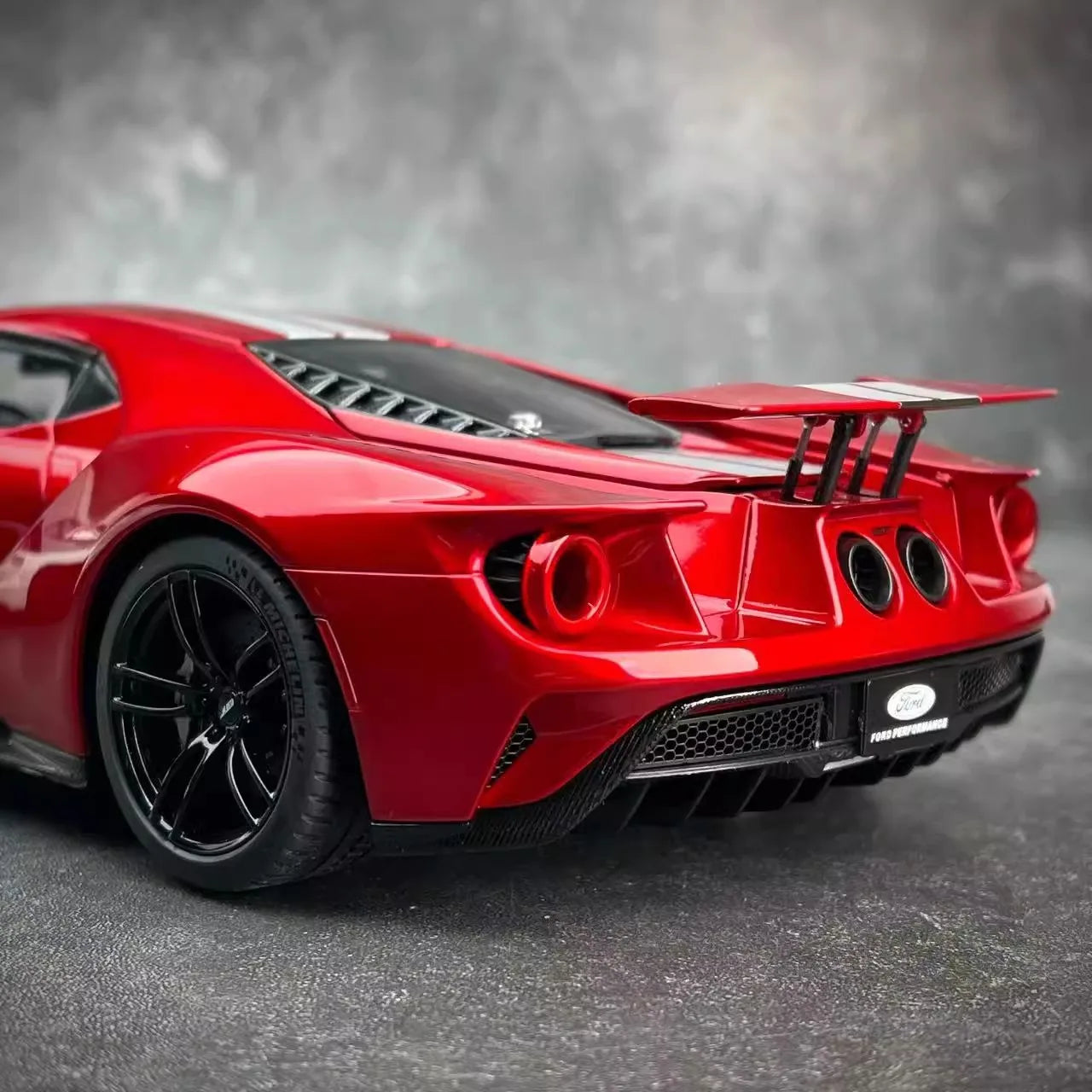AUTOART 1:18 scale Ford GT ABS material Full Open car model Static Display Holiday gift collection Sports car model