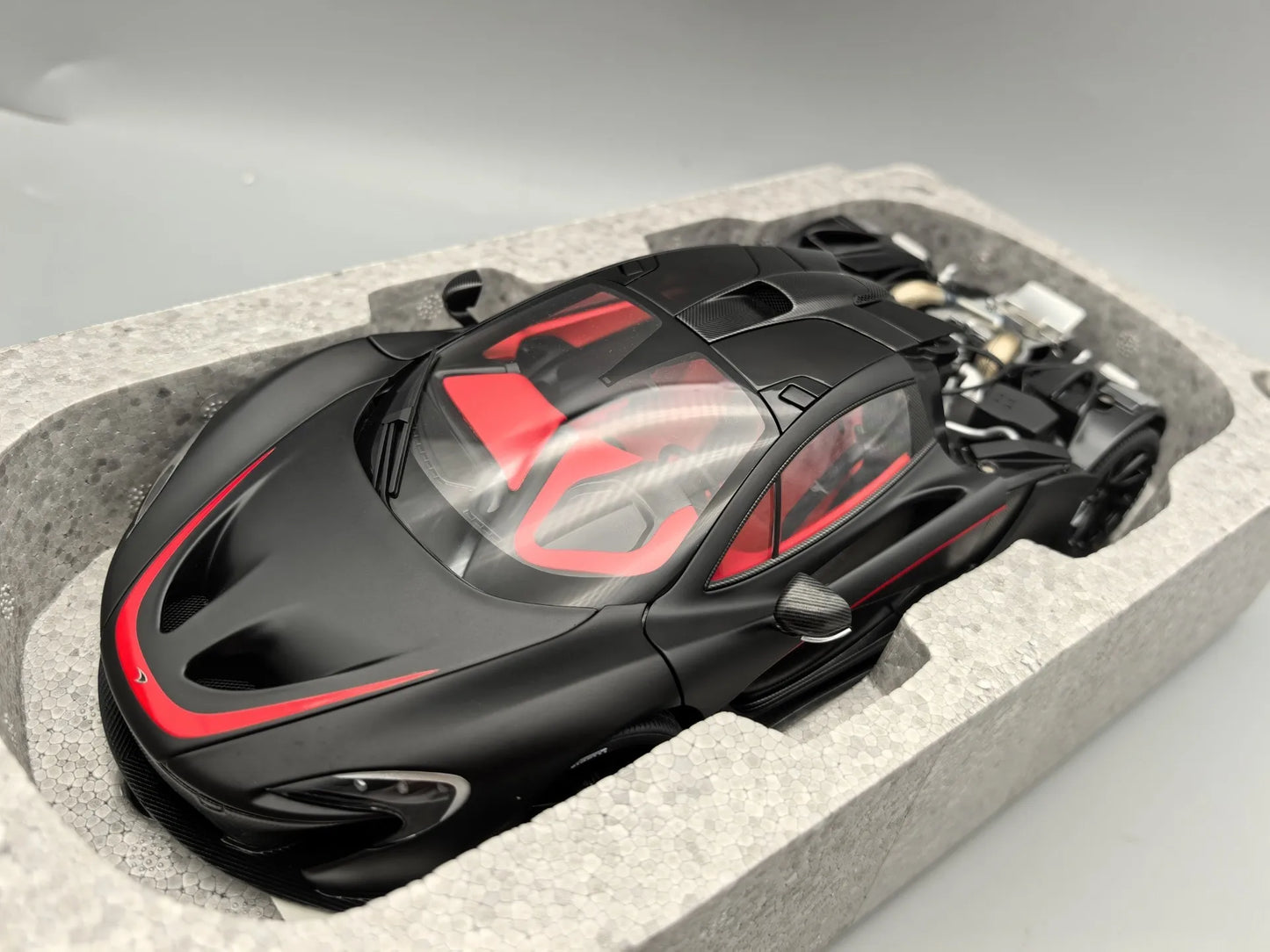Autoart 1:18 P1 Black Red Simulation Limited Edition All Open Alloy Metal Static Car Model Toy Gift