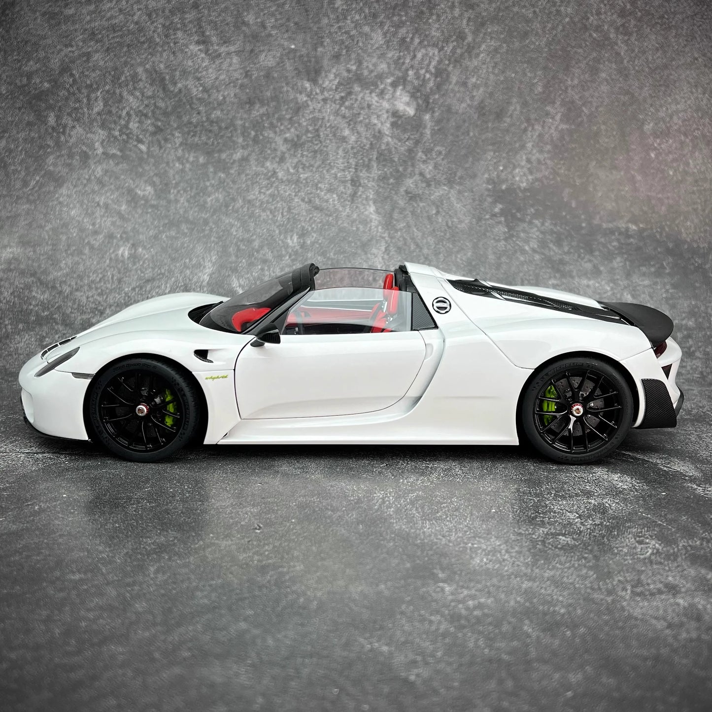 AUTOART car model simulation 1/18 Porsche 918 Car Model alloy room ornament display cars model boy collection christmas gift
