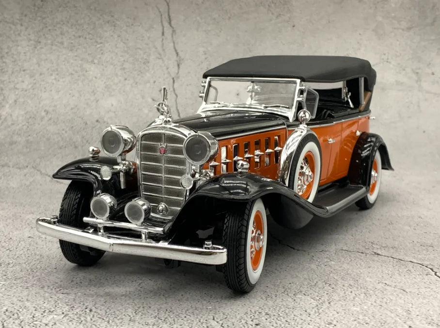 Auto World 1/18 V16 Sport Phaeton 1932 Vintage Car Model