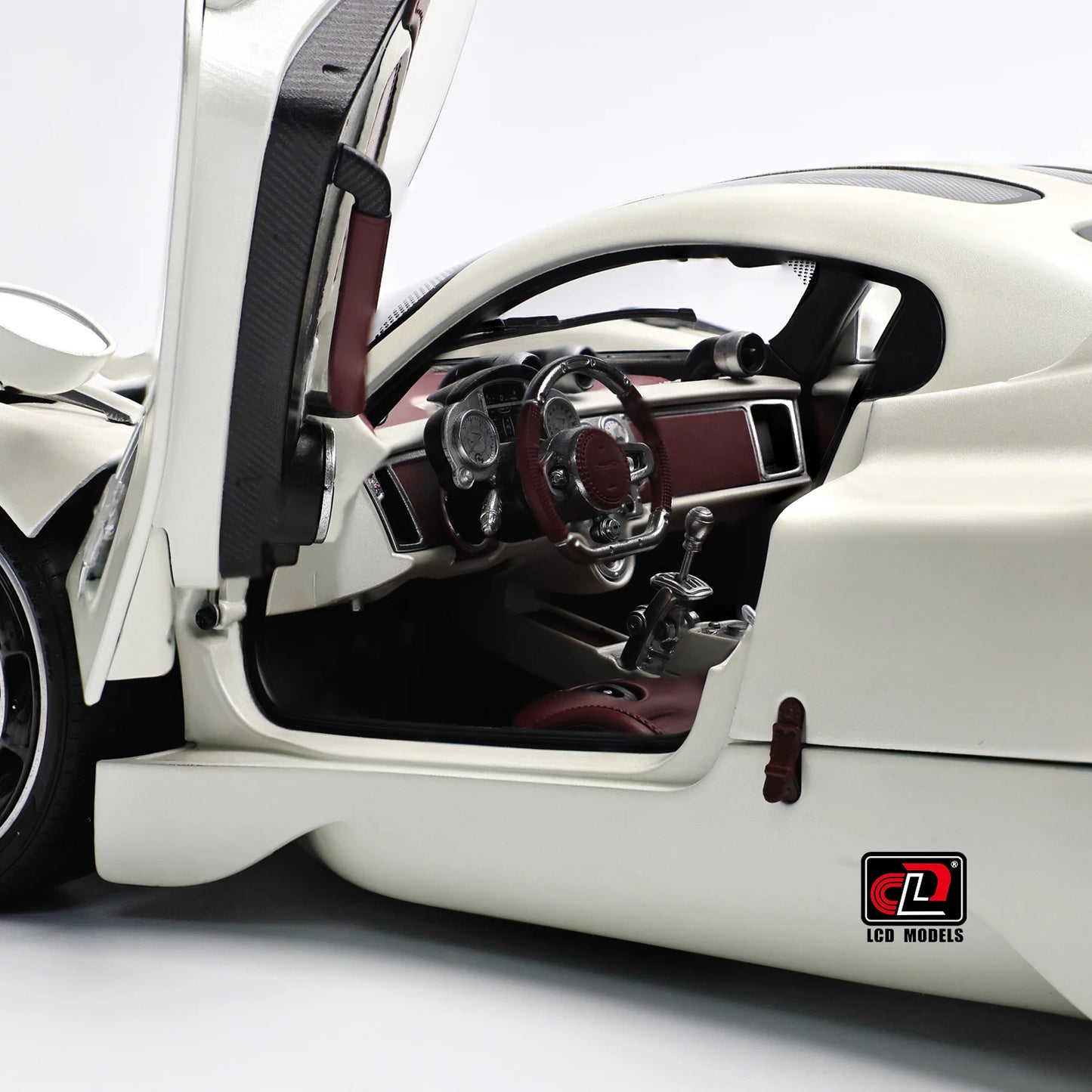 Pre-sale for shipment in 2026： LCD diecast model 1/18 scale Pagani Utopia static display festive gift collection