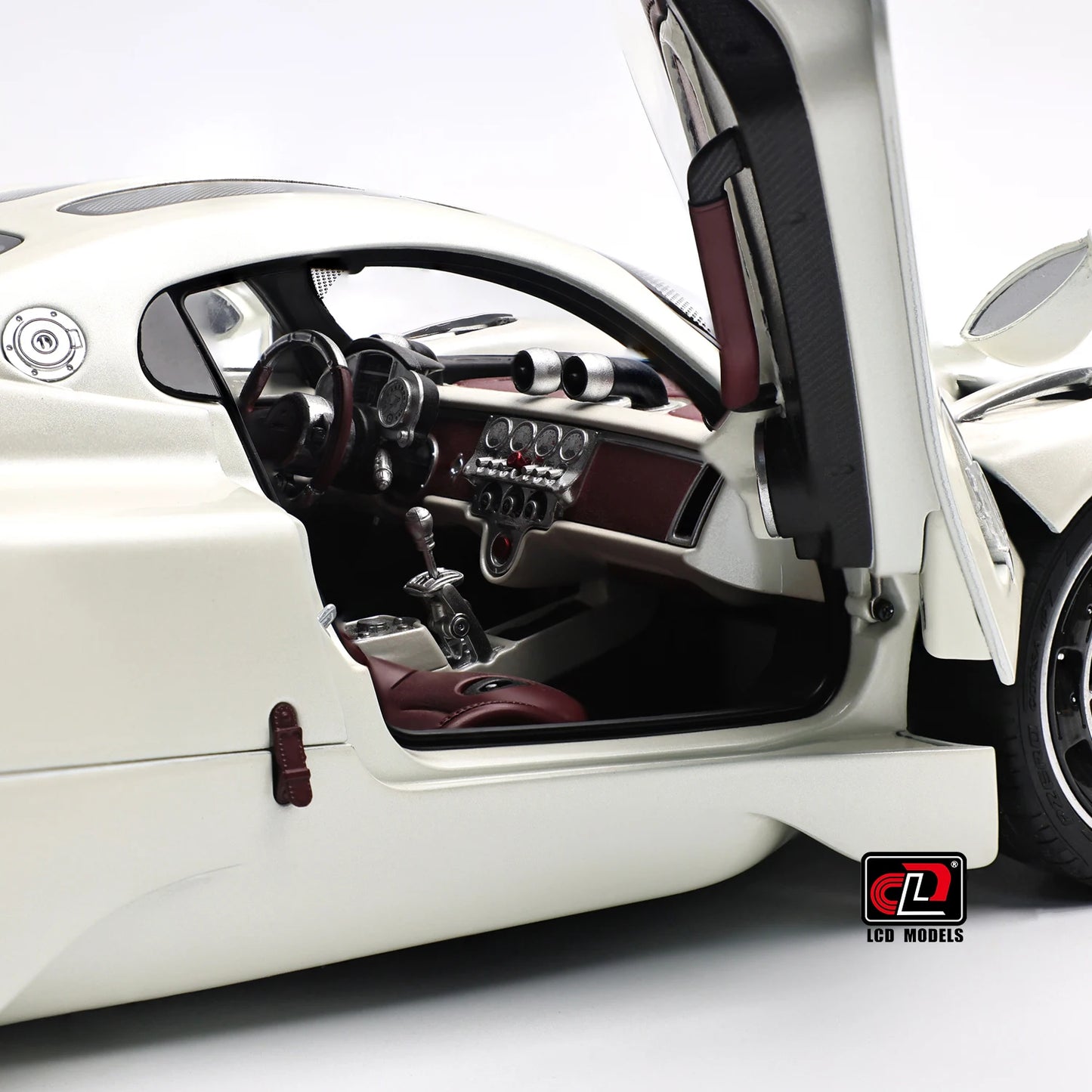 Pre-sale for shipment in 2026： LCD diecast model 1/18 scale Pagani Utopia static display festive gift collection