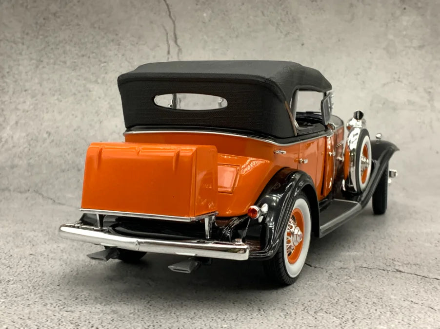 Auto World 1/18 V16 Sport Phaeton 1932 Vintage Car Model