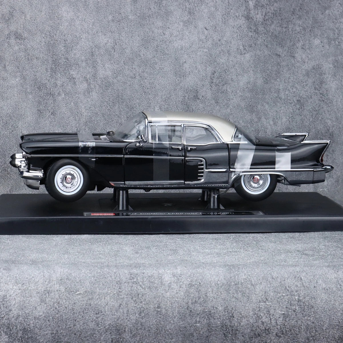 SunStar 1:18 Eldorado Brougham 1957 Vintage Car Simulation Limited Edition All Open Alloy Metal Static Car Model Toy Gift