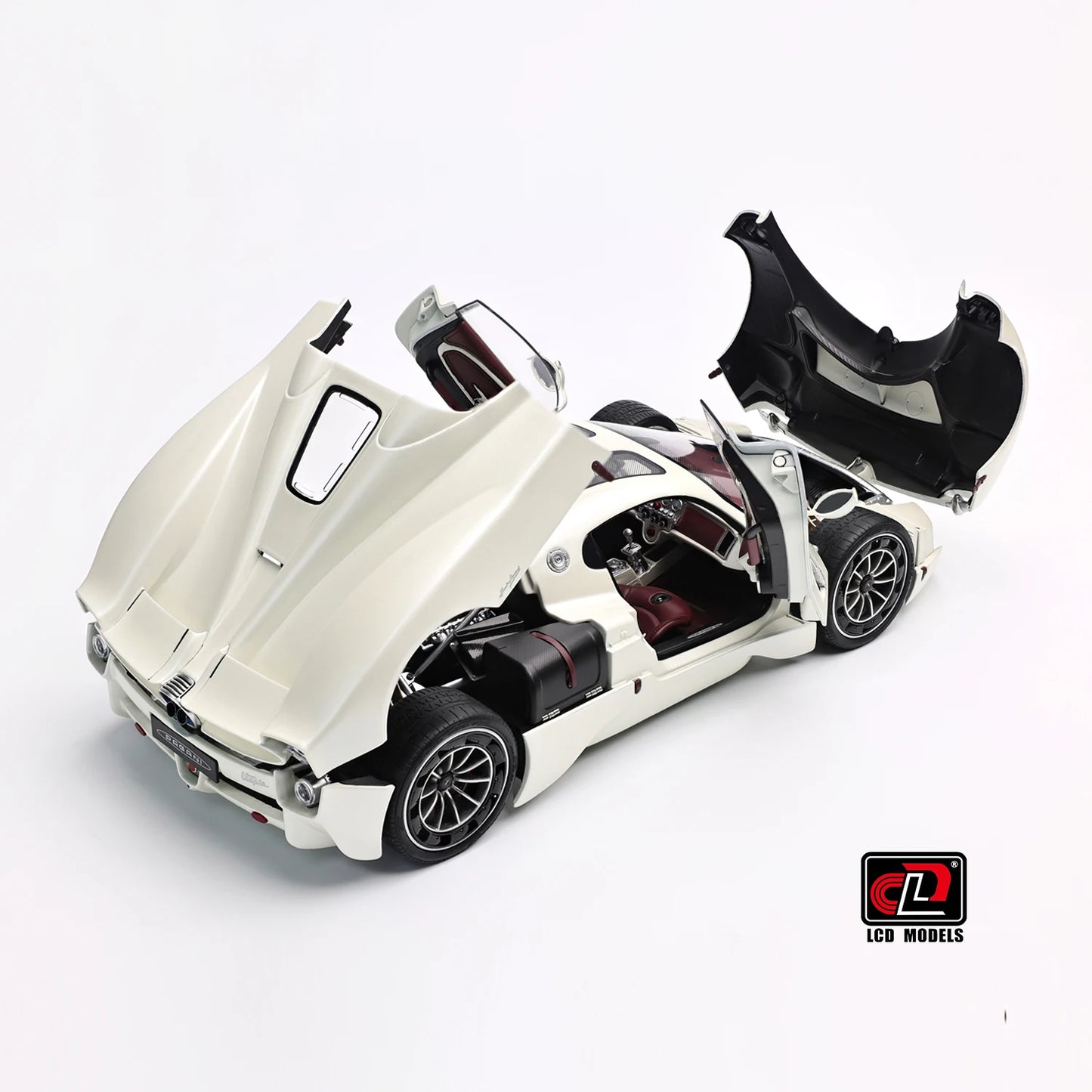 Pre-sale for shipment in 2026： LCD diecast model 1/18 scale Pagani Utopia static display festive gift collection