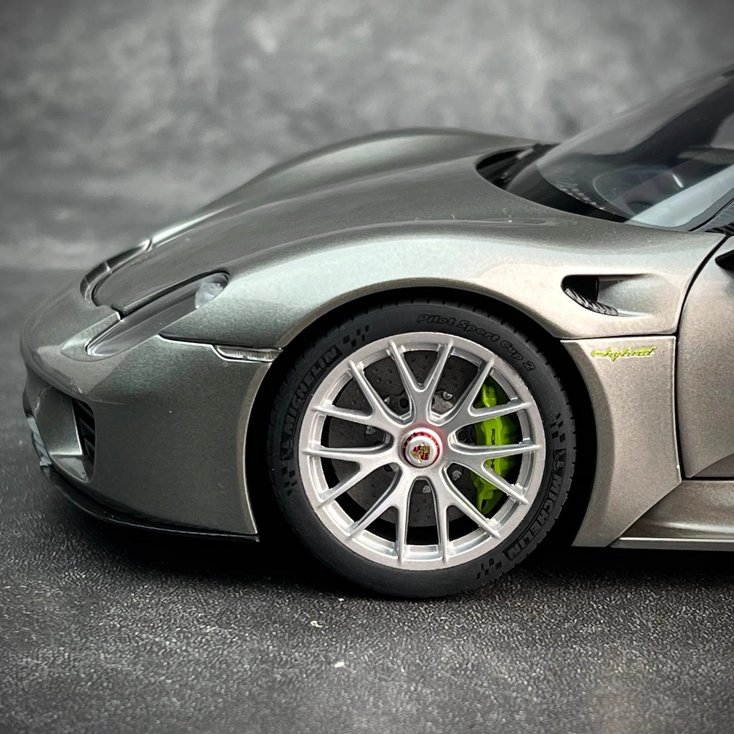 AUTOART car model simulation 1/18 Porsche 918 Car Model alloy room ornament display cars model boy collection christmas gift