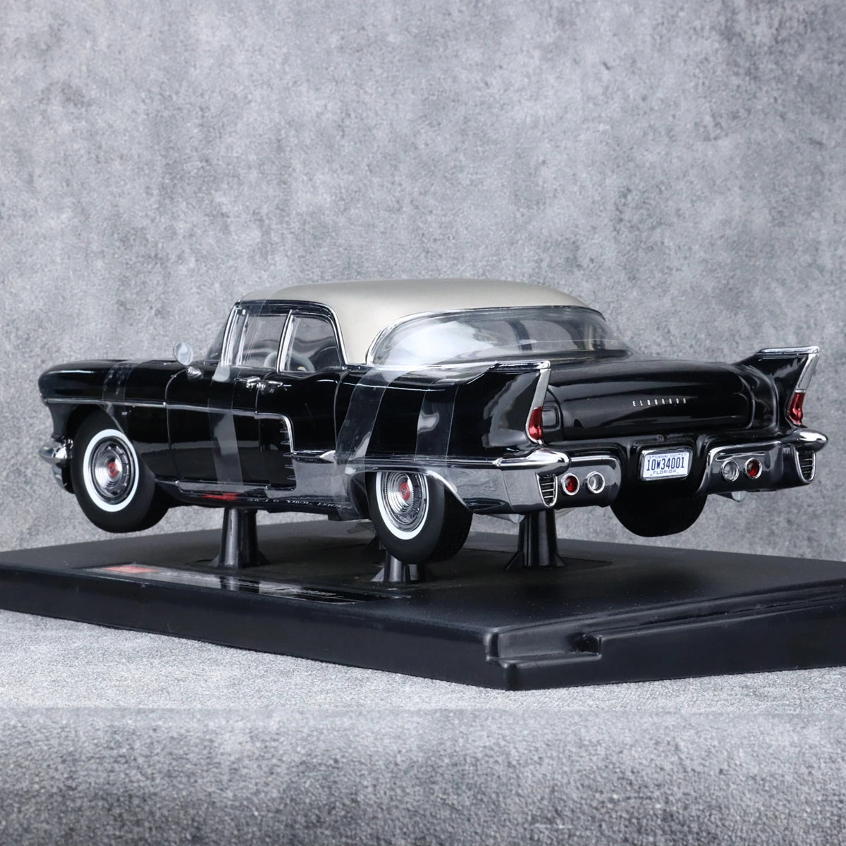 SunStar 1:18 Eldorado Brougham 1957 Vintage Car Simulation Limited Edition All Open Alloy Metal Static Car Model Toy Gift