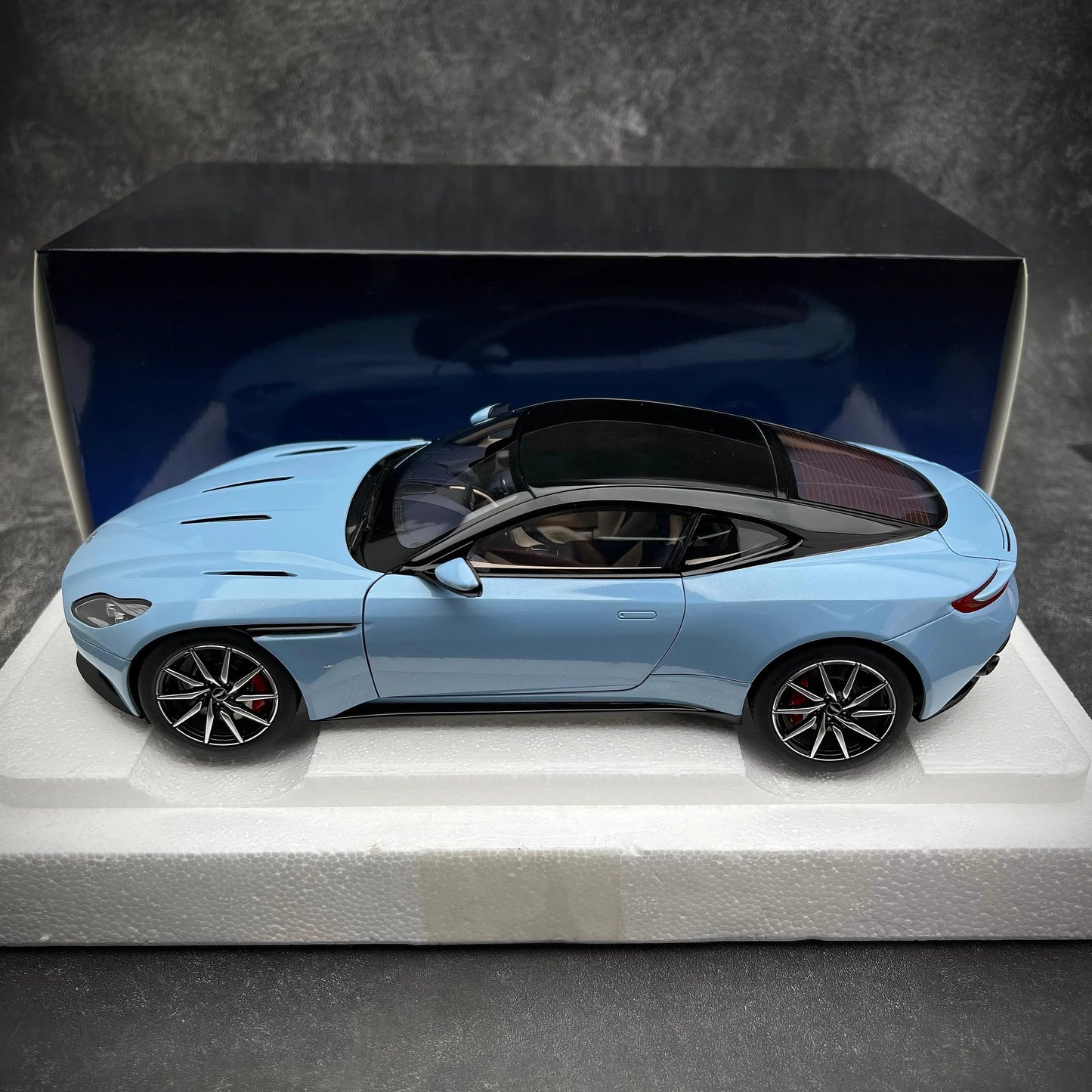 AUTOART New model 1/18 scale Aston Martin DB11  Sports car model Static display Collection Holiday gift