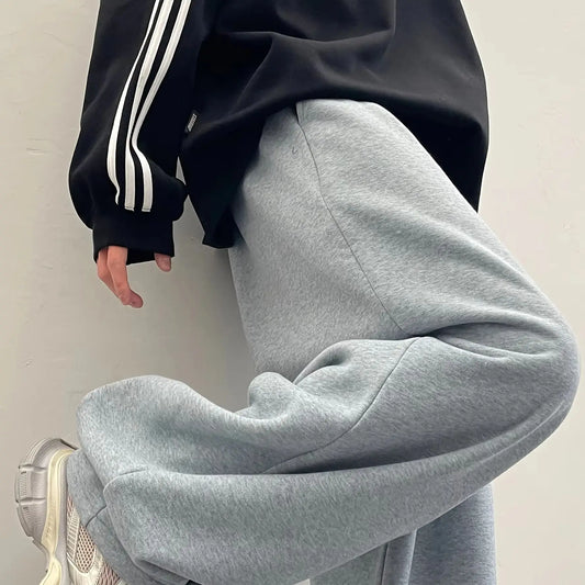 Men's ultra-loose sports trousers. Light grey, casual straight-leg design, high-quality fabric and simple style. streetwear men