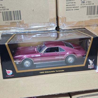 1:18 scale 1966 Oldsmobile Toronade  simulation alloy classic car model