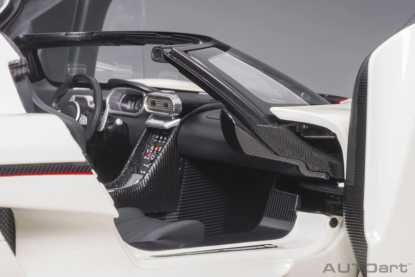 AUTOart model 1/18 Scale New  Koenigsegg Regera car model Static Decorative Items Holiday Gift Collection