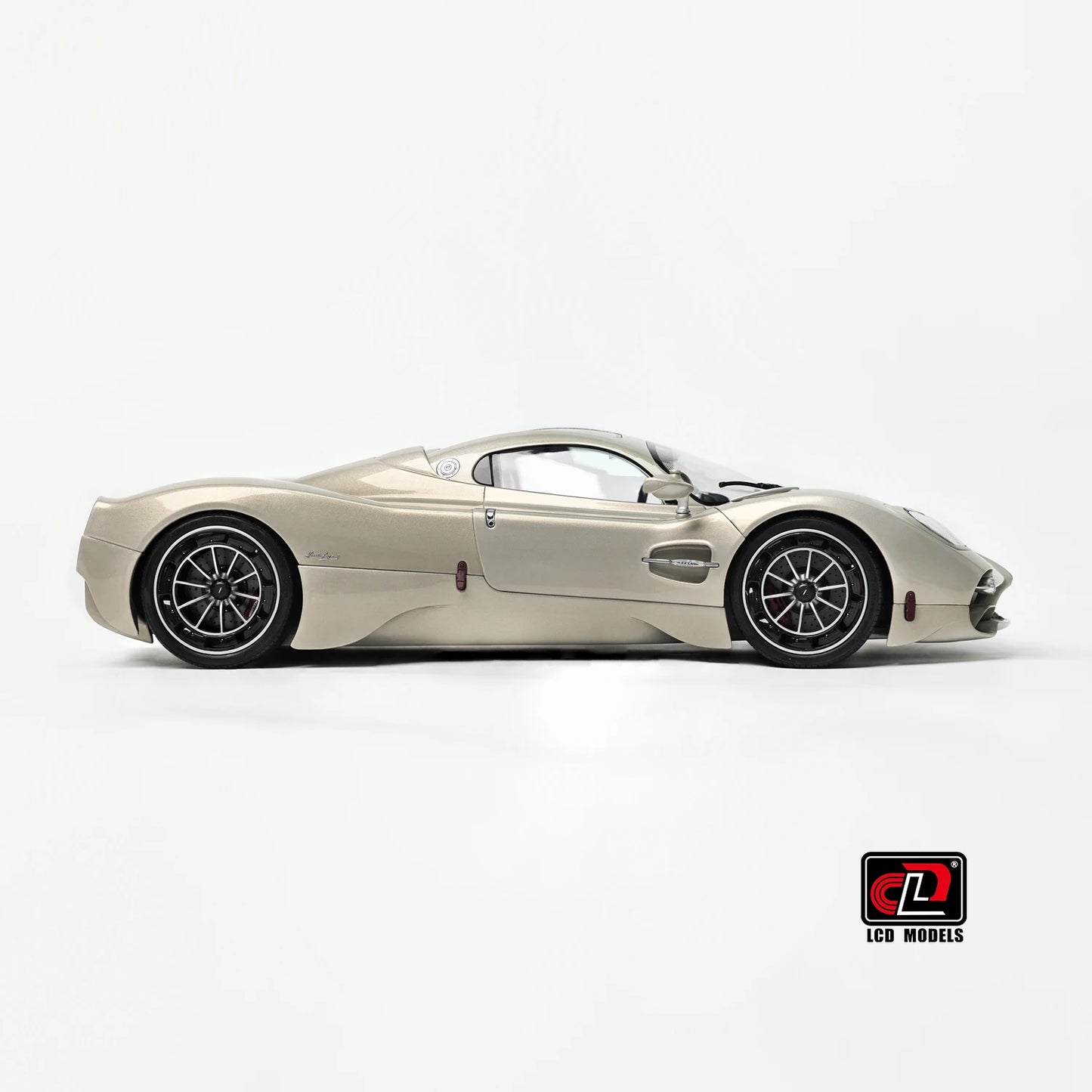 Pre-sale for shipment in 2026： LCD diecast model 1/18 scale Pagani Utopia static display festive gift collection