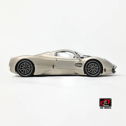 Pre-sale for shipment in 2026： LCD diecast model 1/18 scale Pagani Utopia static display festive gift collection