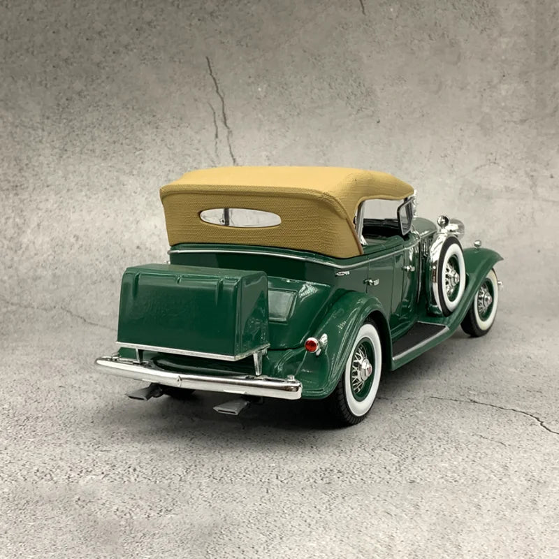 Auto World 1/18 V16 Sport Phaeton 1932 Vintage Car Model