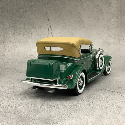 Auto World 1/18 V16 Sport Phaeton 1932 Vintage Car Model