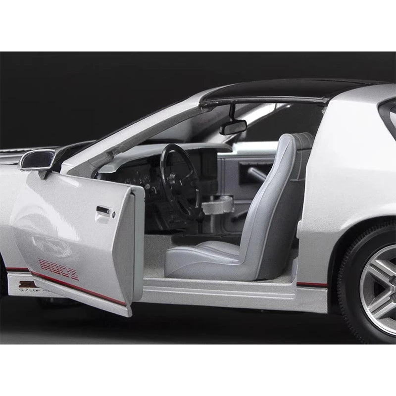 SunStar 1:18 Scale 1985 Chevrolet Camaro IROC Simulation Alloy Car Model Static Display Collectible Toy Gift Souvenir Decoration