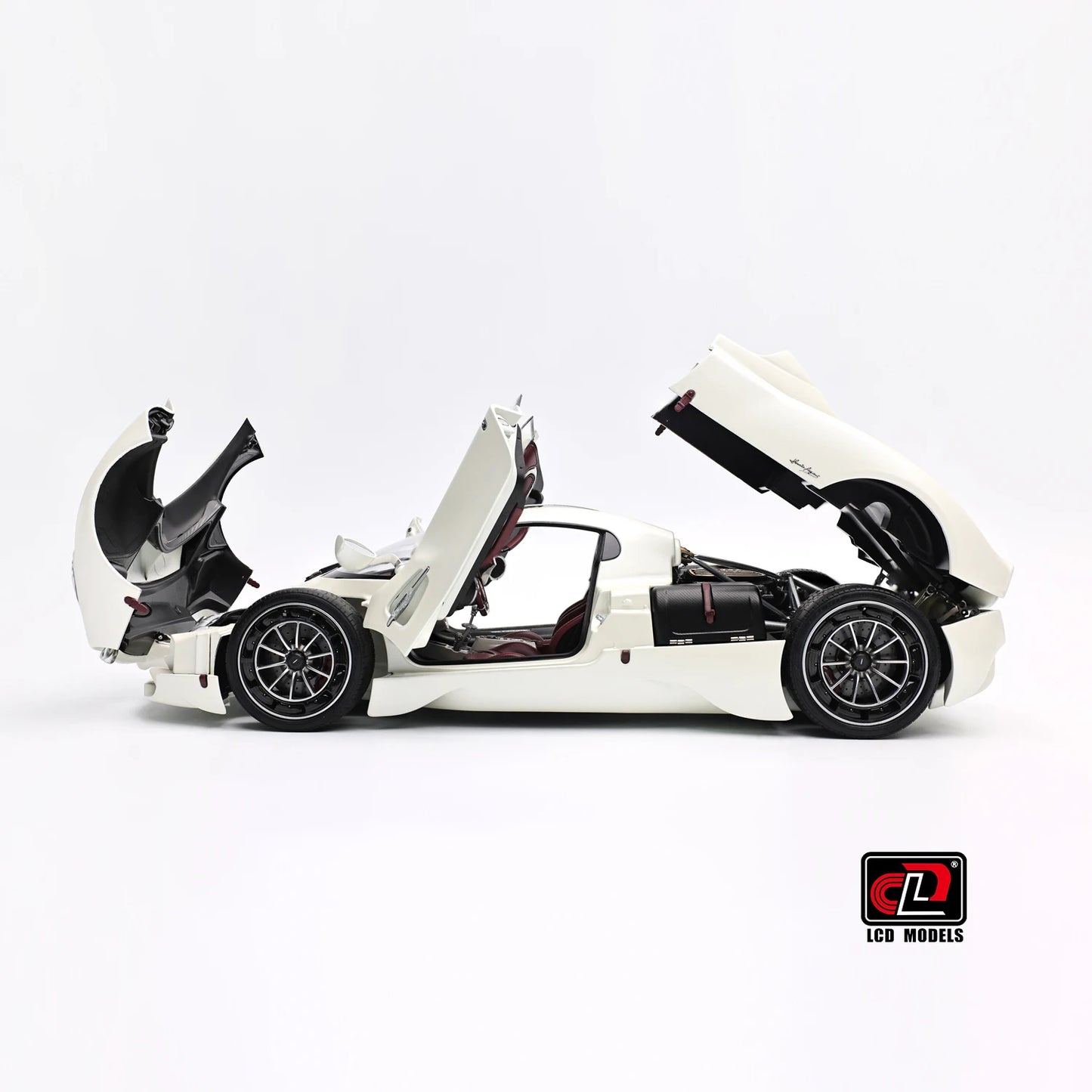 Pre-sale for shipment in 2026： LCD diecast model 1/18 scale Pagani Utopia static display festive gift collection