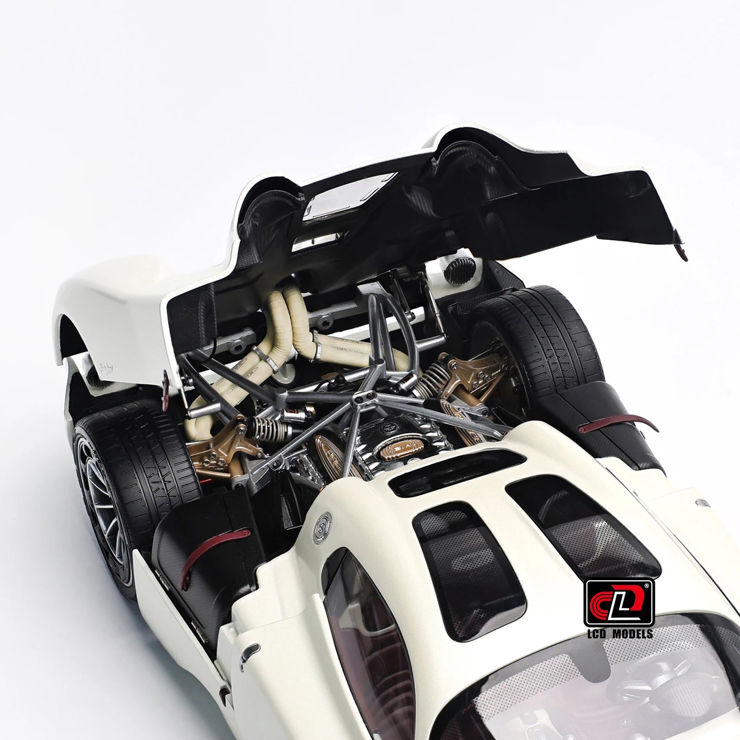Pre-sale for shipment in 2026： LCD diecast model 1/18 scale Pagani Utopia static display festive gift collection