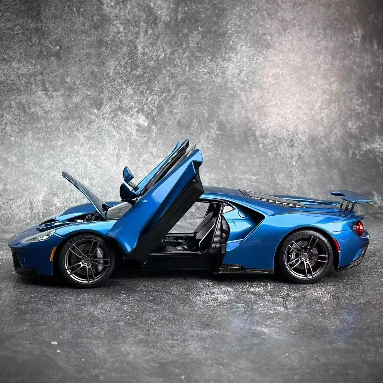 AUTOART 1:18 scale Ford GT ABS material Full Open car model Static Display Holiday gift collection Sports car model