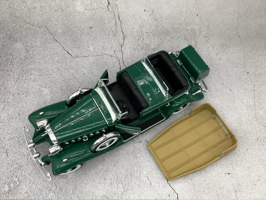 Auto World 1/18 V16 Sport Phaeton 1932 Vintage Car Model