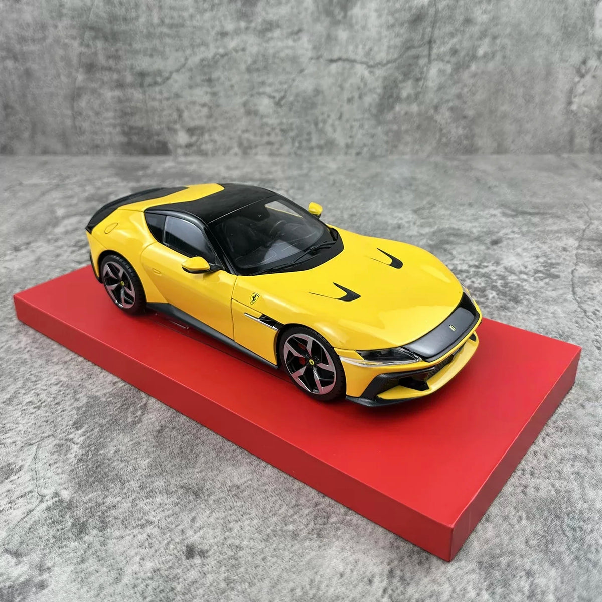 Bburago 1/18 Ferrari 12 Cilindri Car Model
