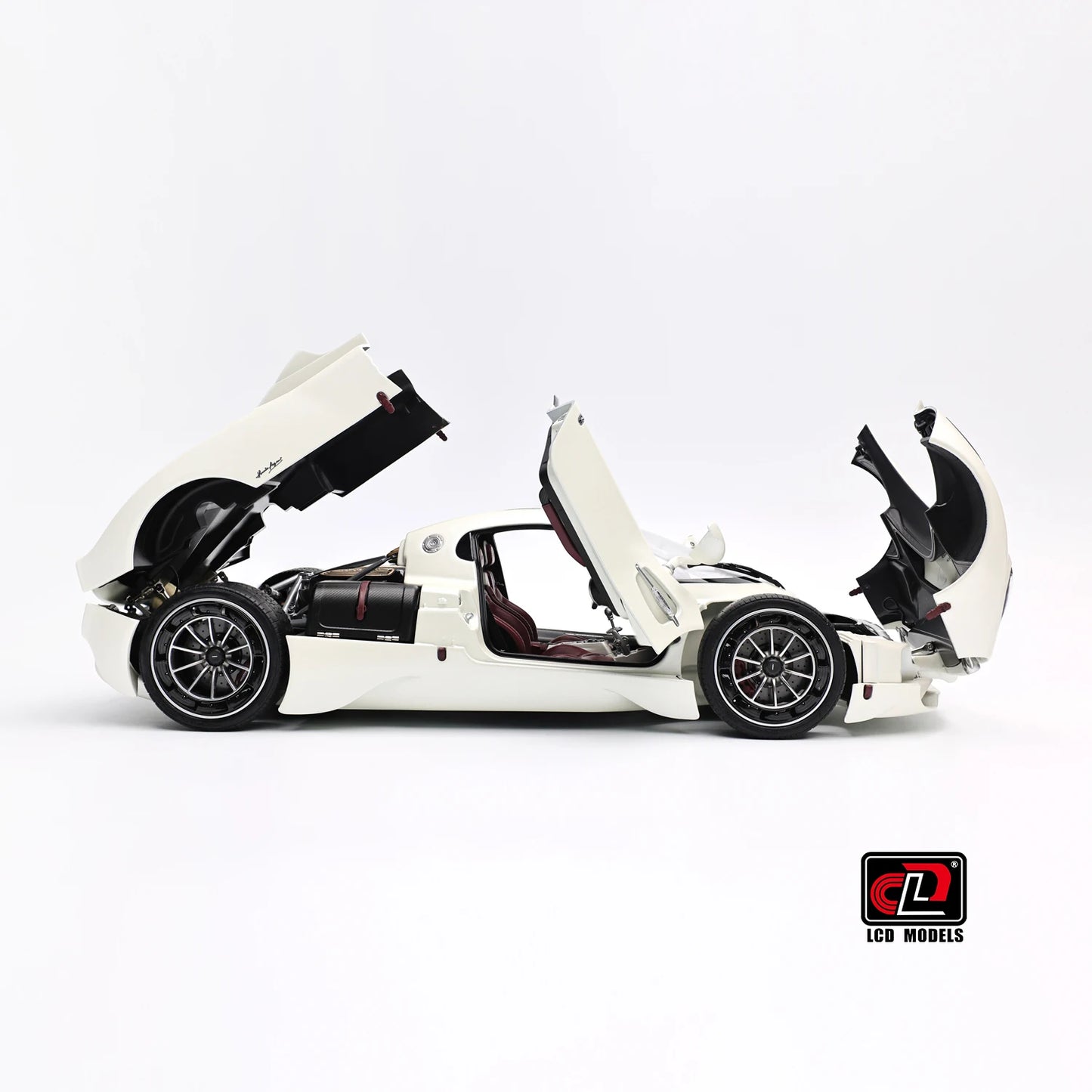 Pre-sale for shipment in 2026： LCD diecast model 1/18 scale Pagani Utopia static display festive gift collection