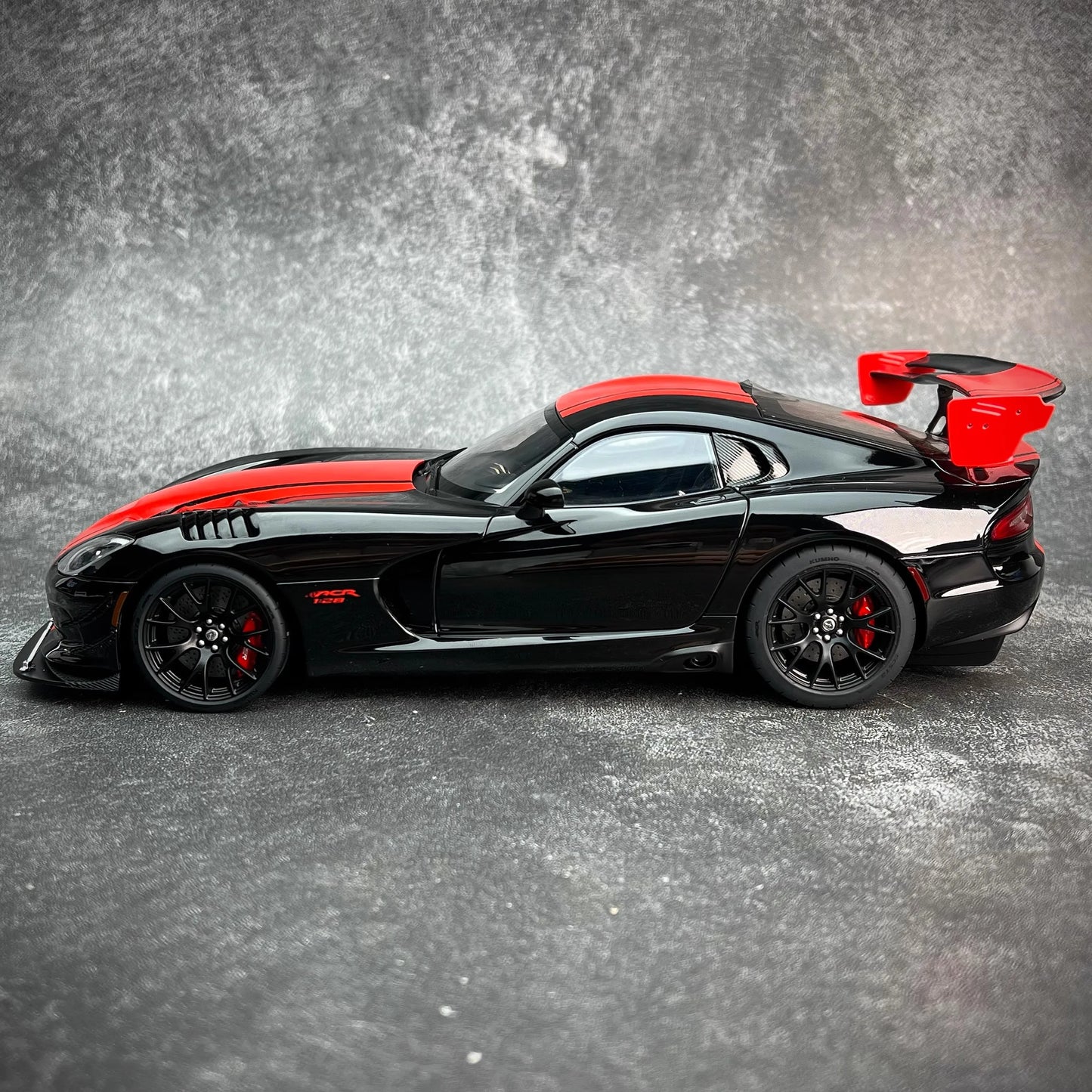 AUTOART New 1/18 scale DODGE VIPER ACR 2017 car model Static display Collection Holiday gift