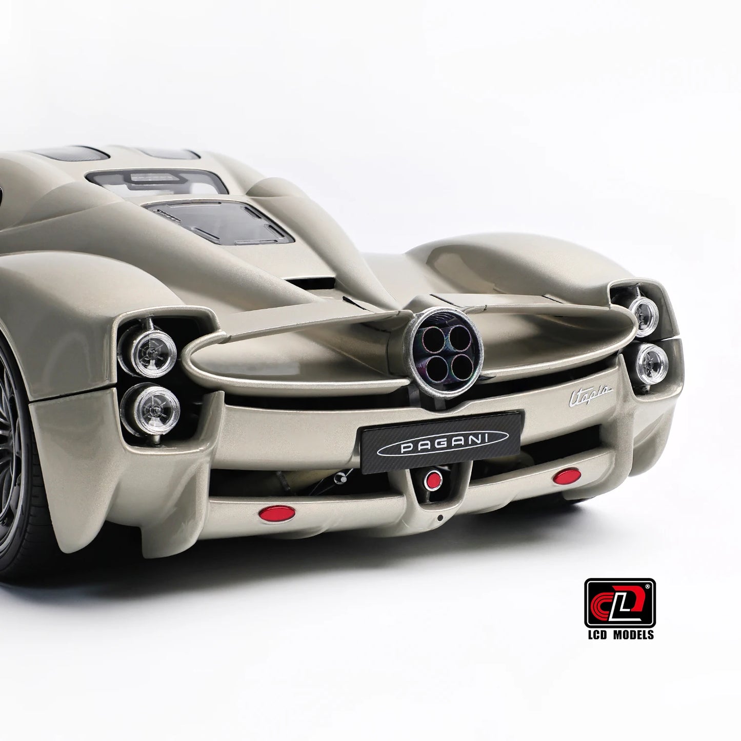 Pre-sale for shipment in 2026： LCD diecast model 1/18 scale Pagani Utopia static display festive gift collection