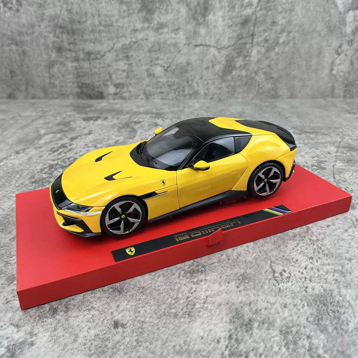 Bburago 1/18 Ferrari 12 Cilindri Car Model