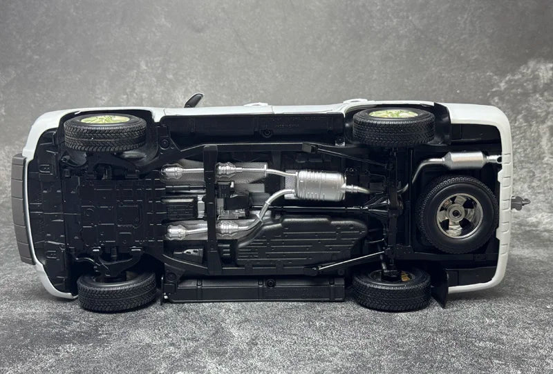 Car diecast model 1/18 LAND CRUISER 200 Green model static display holiday gift collection
