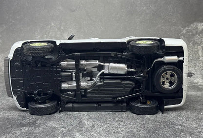 Car diecast model 1/18 LAND CRUISER 200 Green model static display holiday gift collection