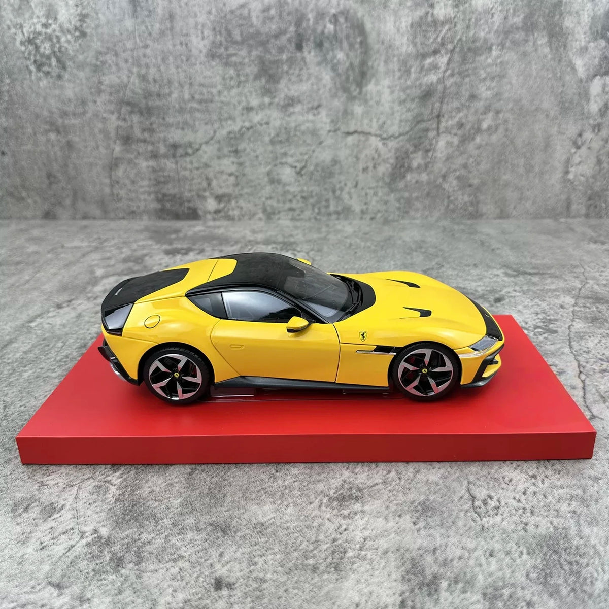 Bburago 1/18 Ferrari 12 Cilindri Car Model