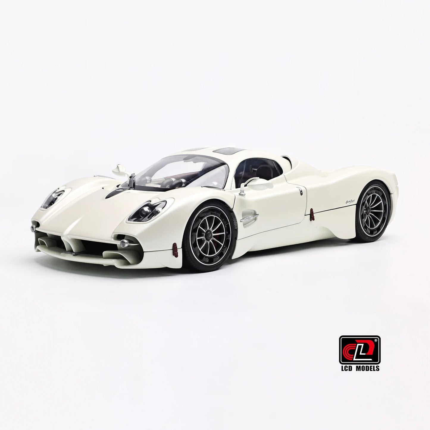 Pre-sale for shipment in 2026： LCD diecast model 1/18 scale Pagani Utopia static display festive gift collection