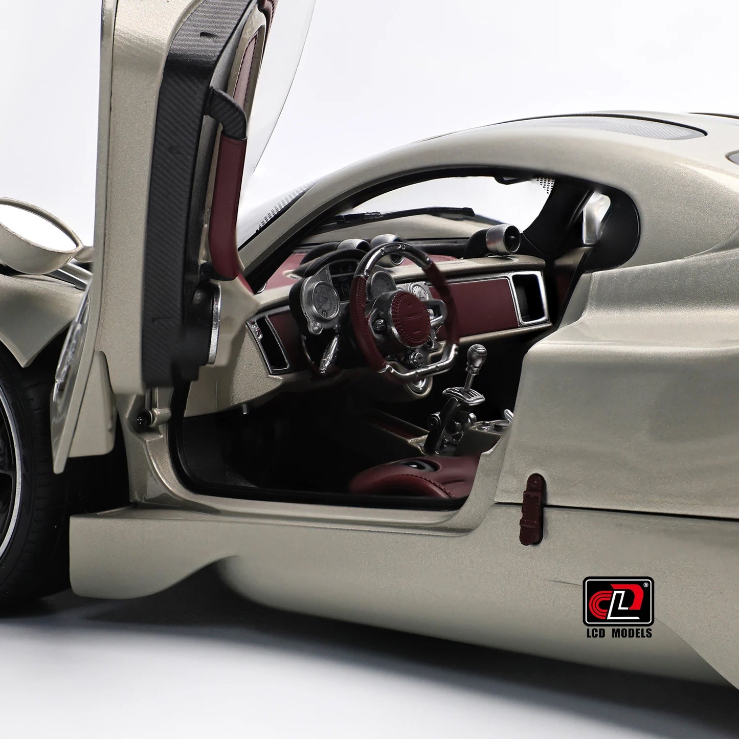 Pre-sale for shipment in 2026： LCD diecast model 1/18 scale Pagani Utopia static display festive gift collection