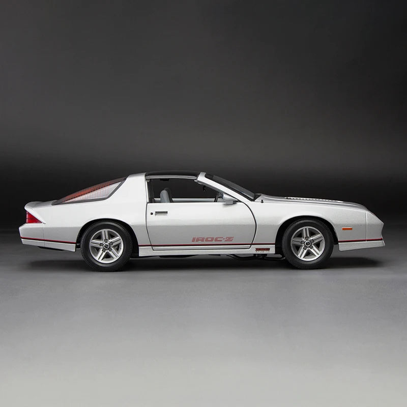 SunStar 1:18 Scale 1985 Chevrolet Camaro IROC Simulation Alloy Car Model Static Display Collectible Toy Gift Souvenir Decoration