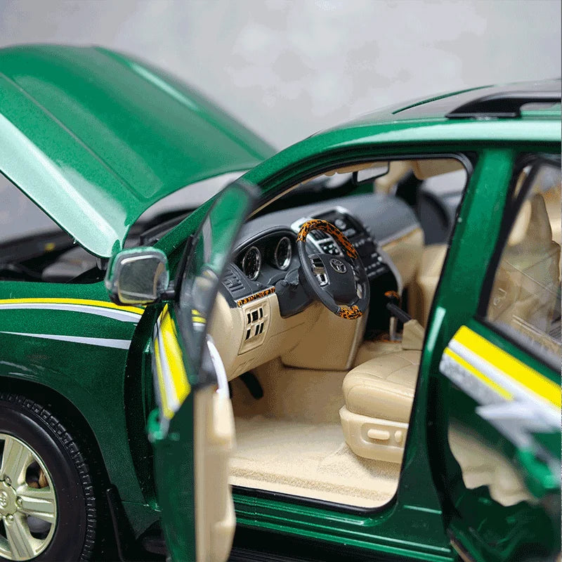 Car diecast model 1/18 LAND CRUISER 200 Green model static display holiday gift collection