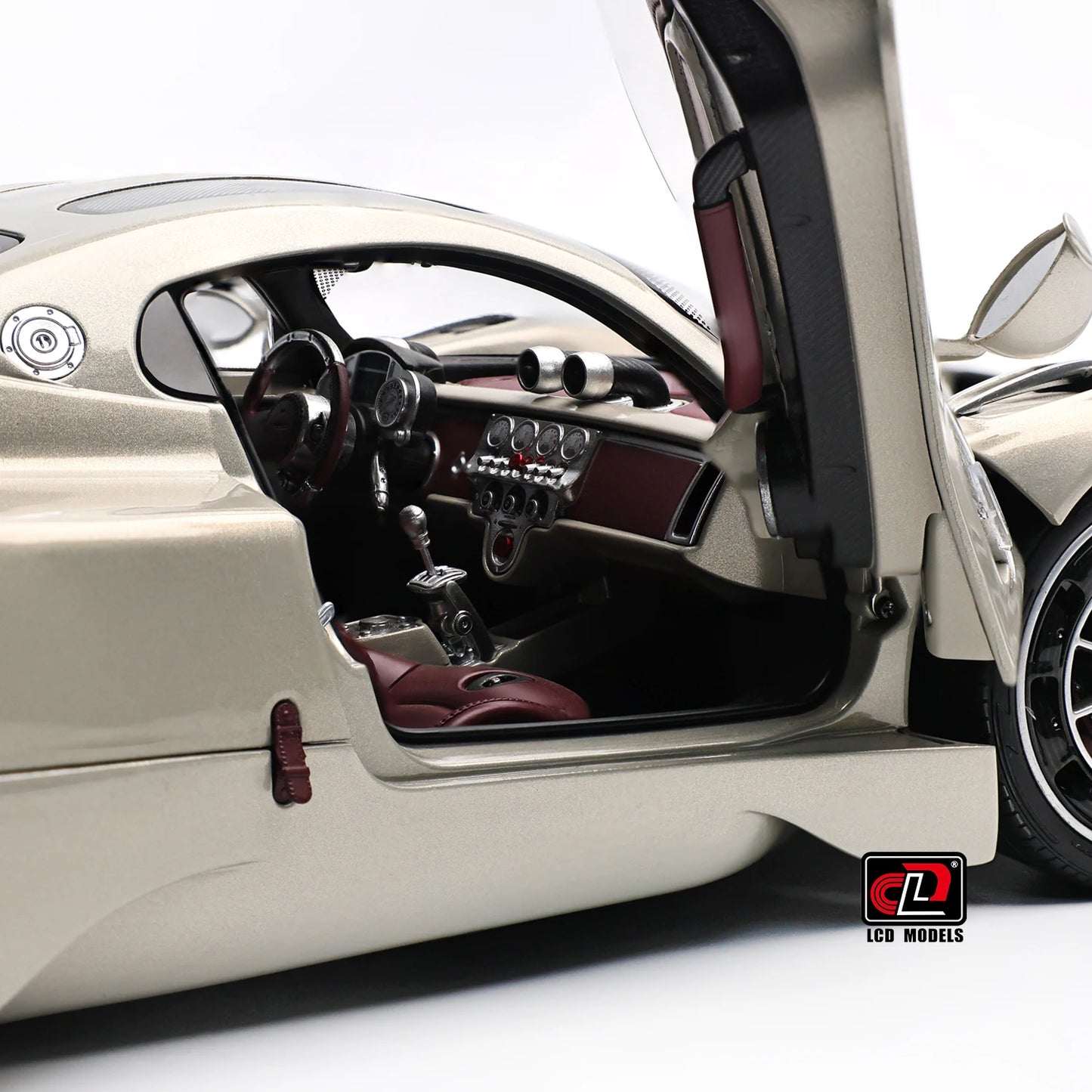 Pre-sale for shipment in 2026： LCD diecast model 1/18 scale Pagani Utopia static display festive gift collection