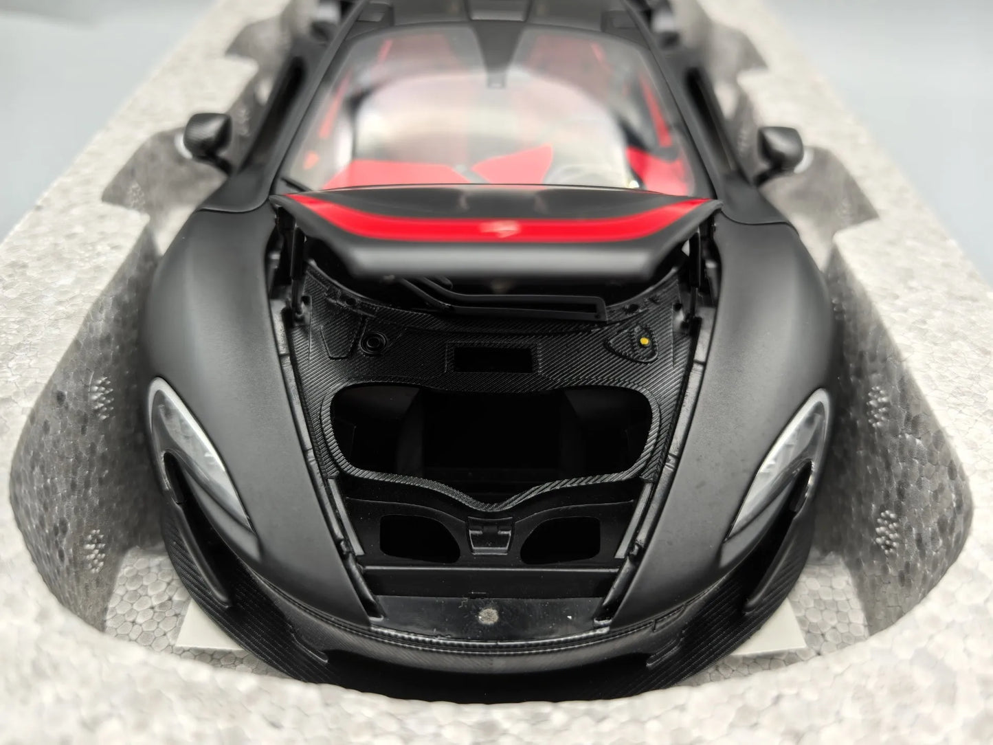 Autoart 1:18 P1 Black Red Simulation Limited Edition All Open Alloy Metal Static Car Model Toy Gift
