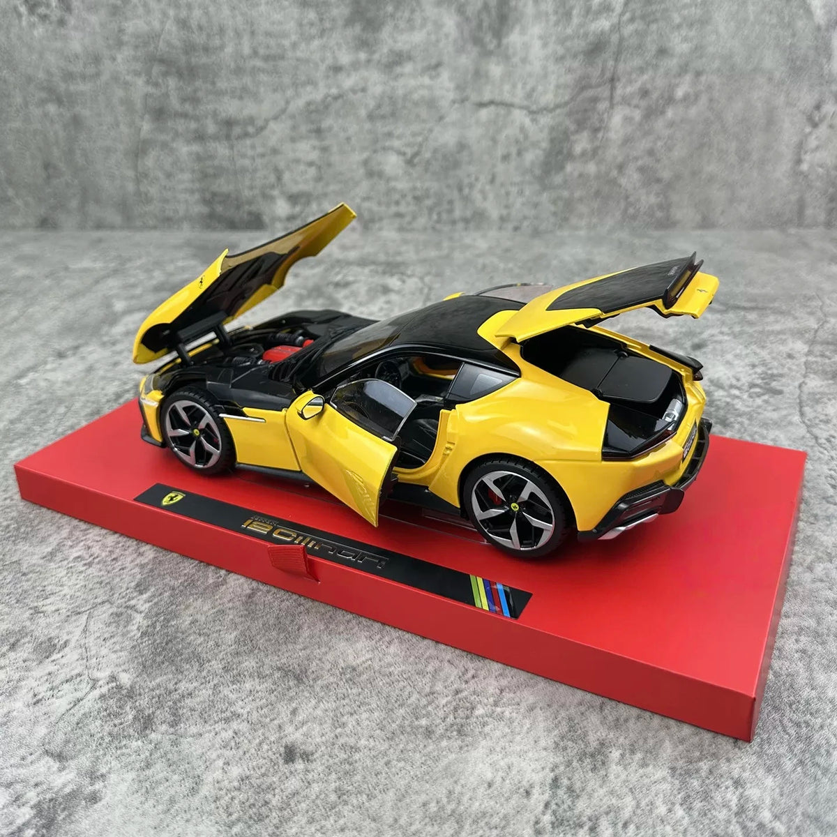 Bburago 1/18 Ferrari 12 Cilindri Car Model