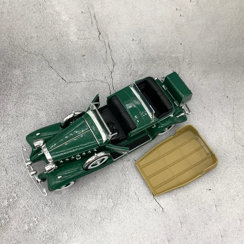 Auto World 1/18 V16 Sport Phaeton 1932 Vintage Car Model