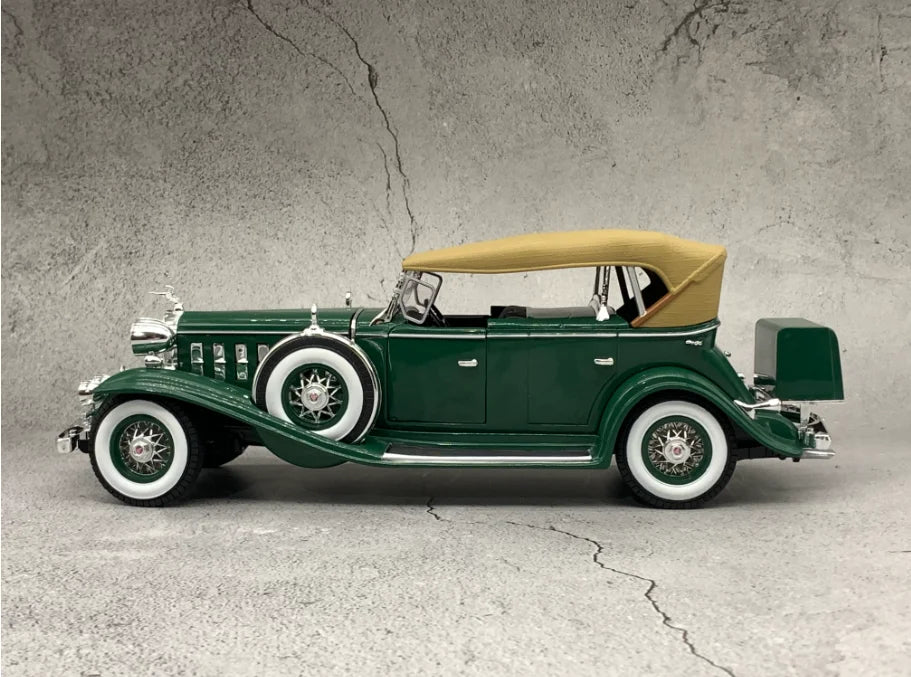 Auto World 1/18 V16 Sport Phaeton 1932 Vintage Car Model