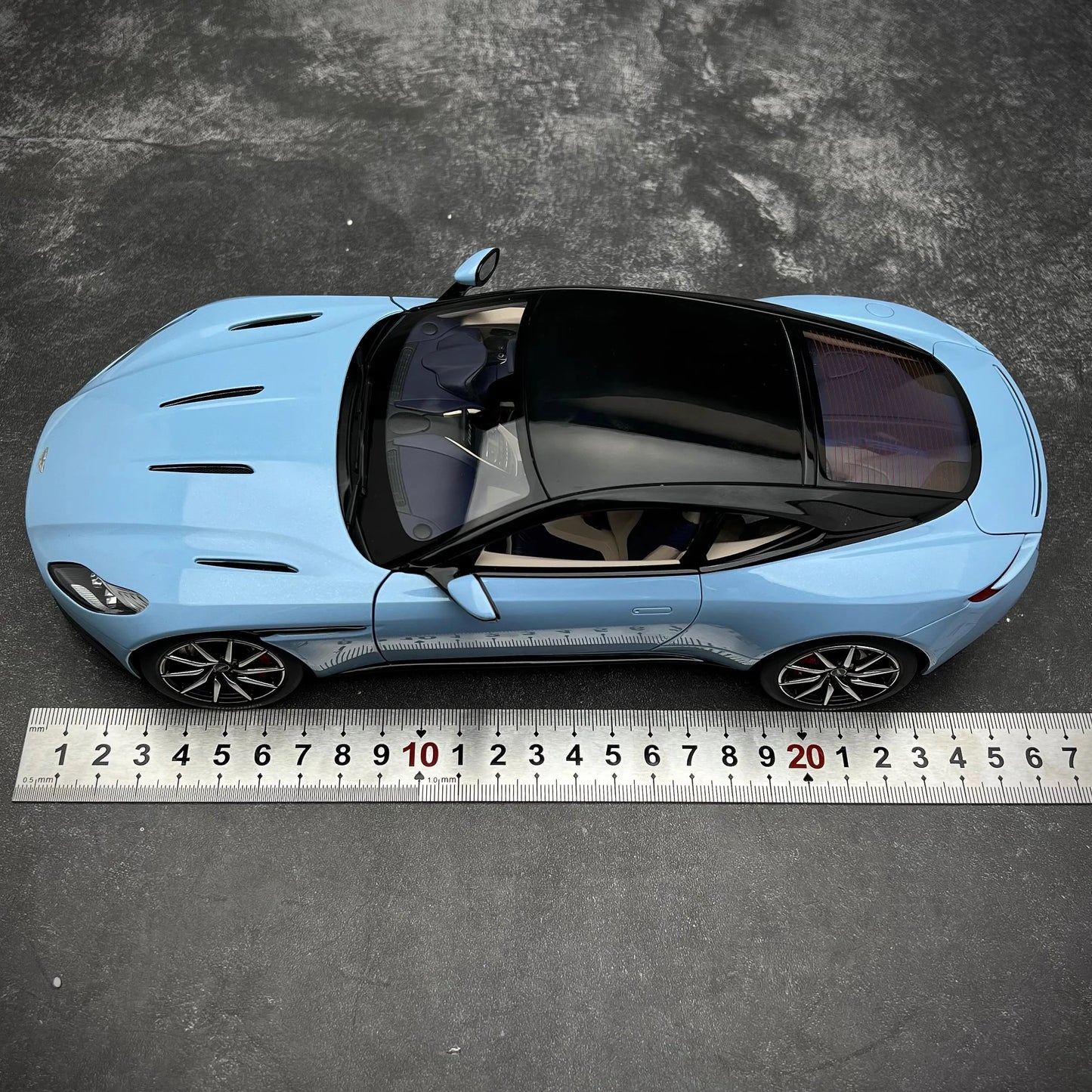 AUTOART New model 1/18 scale Aston Martin DB11  Sports car model Static display Collection Holiday gift