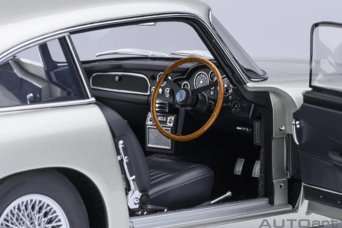 Autoart 1/18 ASTON MARTIN DB5  ABS 007/Goldfinger Bond , door full open sports car model static decoration collection